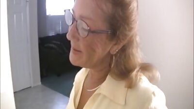 Красиво porno klipove изчукан на безлюден плаж и завършен в устата на студент.
