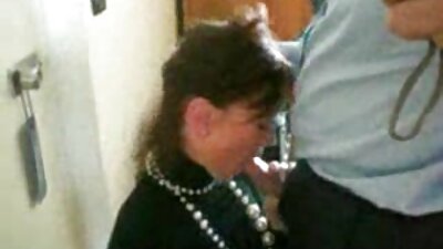 Млада блондинка в клин потръпва от фонтан от клипове на секс сперма в лицето й.