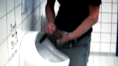 Млада мацка мастурбира и скача porno klipcheta върху член на обвързан зрял мъж.