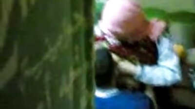 Момчета плащат на първото момиче, което porno klipove срещнат за свирка и горещ чукат.