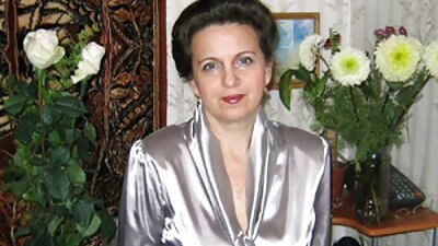 Млада мацка на масата за масаж показва способност за безплатно порно клипове анал.