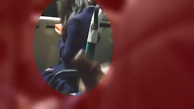 След гледане на филми, момичето секс порно клипове скача върху пениса на момчето и стене.