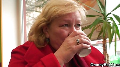 Човекът се porno s lelki приближи до рускинята в кухнята и изчука момичето на масата.