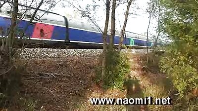 Млад мъж чука стара жена с големи цици близо домашни секс клипове до гората.