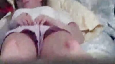 Една курва се чука във всички дупки porno s lezbiiki от тълпа голи мъже и свършва.