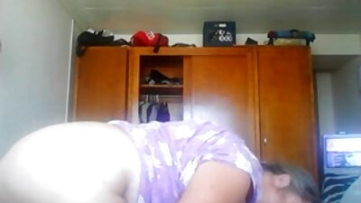 Млада студентка porno klipove bezplatno с маратонки смъква бикините си и дръпва путка.